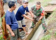 Babinsa Koramil 2306/Mancak, Karbak Melaksanakan Peninggian Drainase
