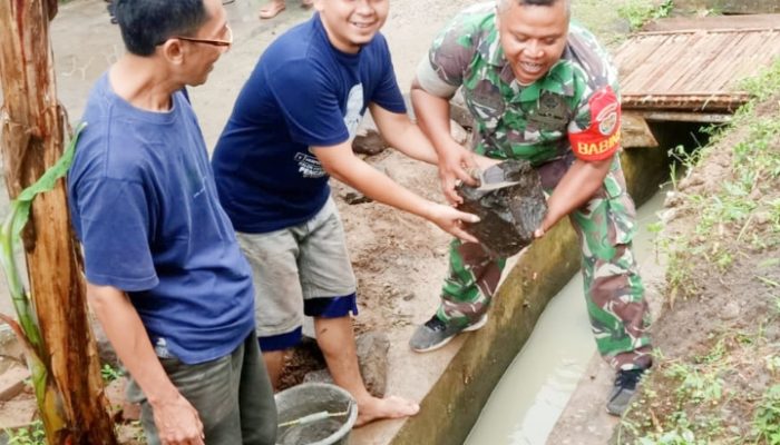 Babinsa Koramil 2306/Mancak, Karbak Melaksanakan Peninggian Drainase