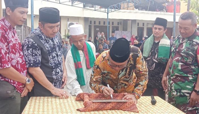 Walikota Cilegon Meresmikan Sekaligus penandatanganan Prasasti Mushola Baitus Said Sarmidi
