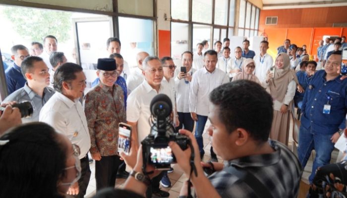 Kunjungan Menteri Perdagangan RI dan Wakil Ketua MPR RI Ke Krakatau Steel: Lindungi Industri Baja di Indonesia
