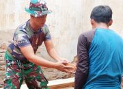 Babinsa Koramil 2306/Mancak, Karbak Membangun Rumah Warga