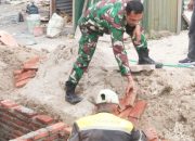 Babinsa Koramil 2302/Bojonegara, Karbak Membantu Pembuatan Rumah Warga