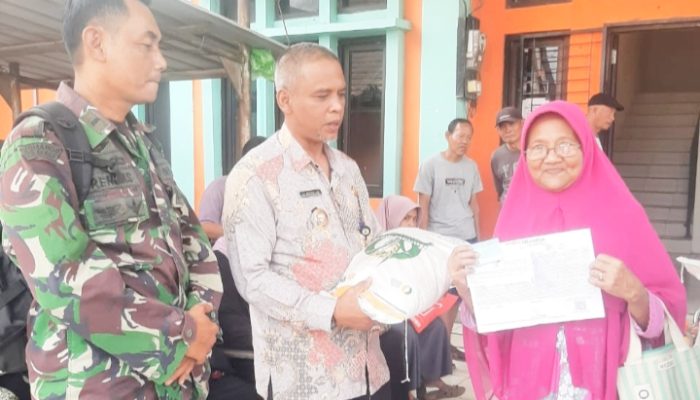 Babinsa Koramil 2301/Cilegon, Puan Ter Droping Beras