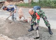 Babinsa Koramil 2301/Cilegon, Karbak Memperbaiki Jalan