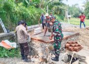 Babinsa Koramil 2306/Mancak, Karbak Pembuatan WC Umum