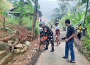 Babinsa Koramil 2302/Bojonegara, Karbak Membantu Pengaspalan jalan