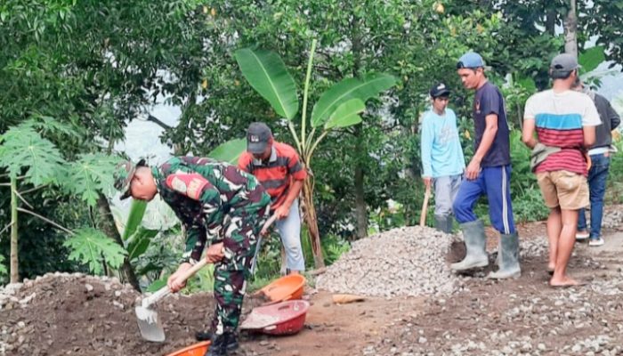 Babinsa Koramil 2302/Bojonegara, Karbak Membantu Perbaikan Akses Jalan