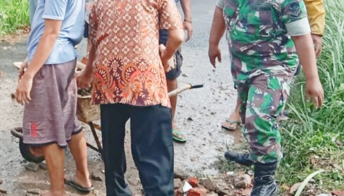 Babinsa Koramil 2307/Ciwandan, Karbak Pembersihan Tembok Roboh