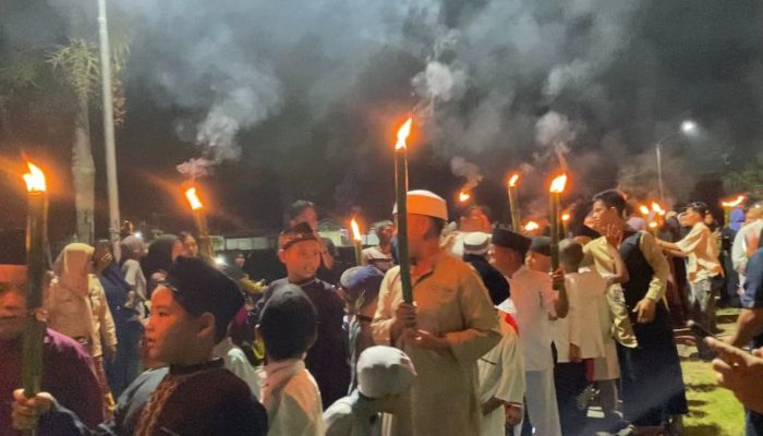 Rayakan Tahun Baru Islam 1446 Hijriah, Mahasiswa KKN IAIN SAS Babel dan Warga Desa Kurnia Jaya Gelar Pawai Obor 
