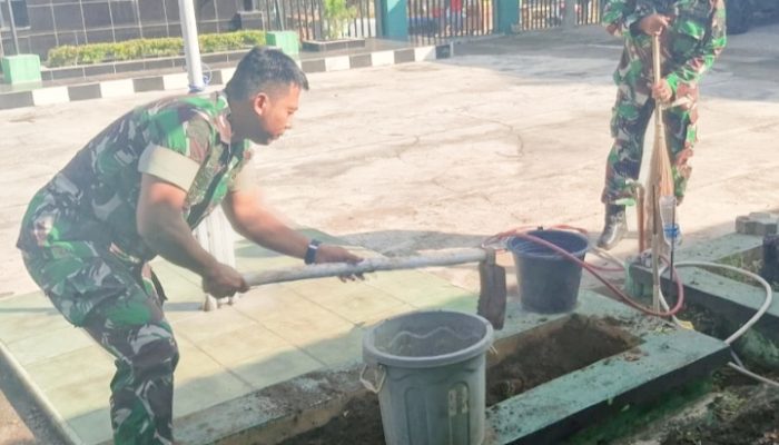 Babinsa Koramil 2301/Cilegon, Karbak Memperbaikan Drainase