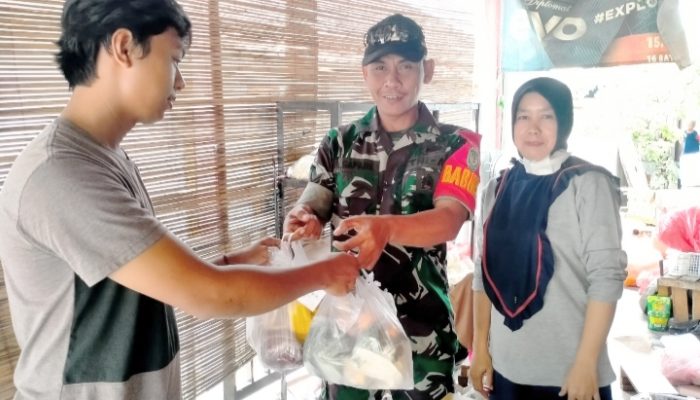 Babinsa Koramil 2303/Pulomerak, Puan Ter Pendampingan Pemberian Bansos