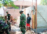 Babinsa Koramil 2302/Bojonegara, Karbak Membantu Pembuatan Rumah Warga
