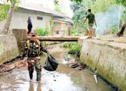 Babinsa Koramil 2305/Cinangka, Karbak Pembersihan Sungai