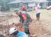 Babinsa Koramil 2304/Anyer, Karbak Pemasangan Pondasi Rumah Warga