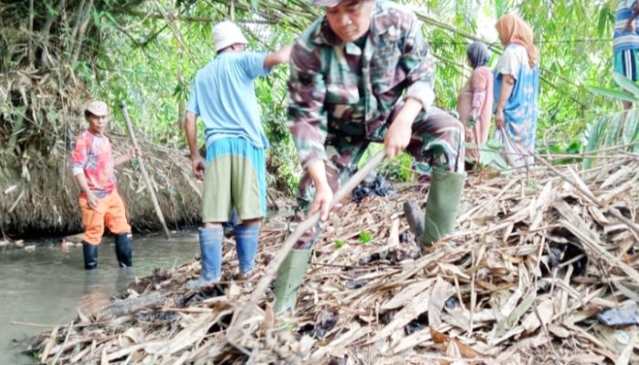 Babinsa Koramil 2305/Cinangka, Karbak Pembersihan Sungai