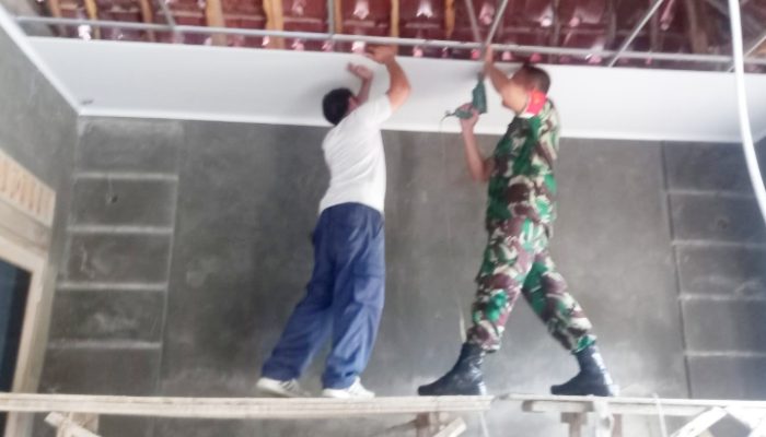 Babinsa Koramil 2302/Bojonegara, Karbak Membantu Pemasangan Plafon Rumah