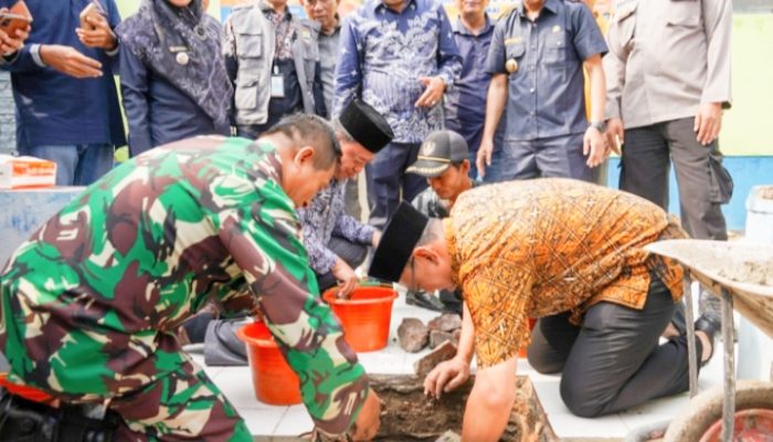 Walikota Cilegon Melaksanakan Peletakan Batu Pertama Posyandu Kelurahan Ciwedus