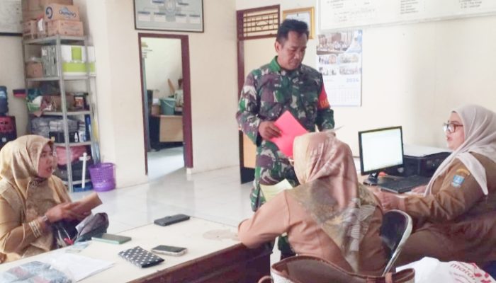 Babinsa Koramil 2304/Anyer, Puan Ter Pendataan Penerima Beras
