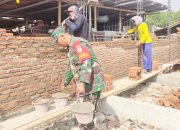 Babinsa Koramil 2302/Bojonegara, Karbak Membantu Pemasangan Bata Rumah