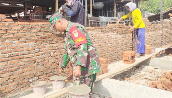 Babinsa Koramil 2302/Bojonegara, Karbak Membantu Pemasangan Bata Rumah