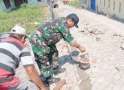 Babinsa Koramil 2303/Pulomerak, Karbak Membantu Perbaikan Jalan
