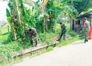 Babinsa Koramil 2302/Bojonegara, Karbak Membersihkan Selokan