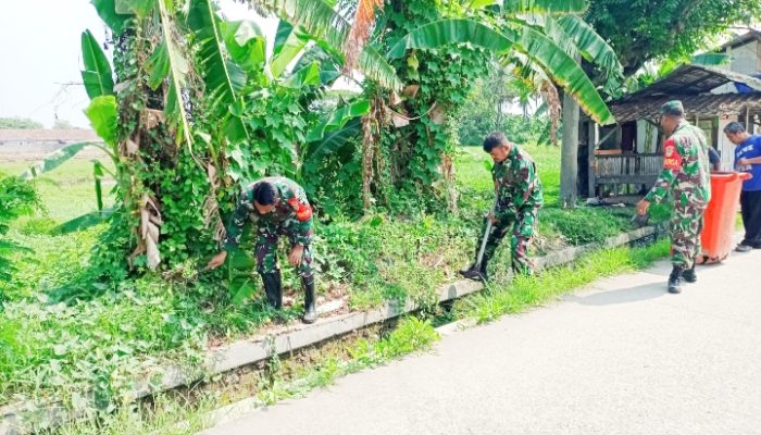 Babinsa Koramil 2302/Bojonegara, Karbak Membersihkan Selokan