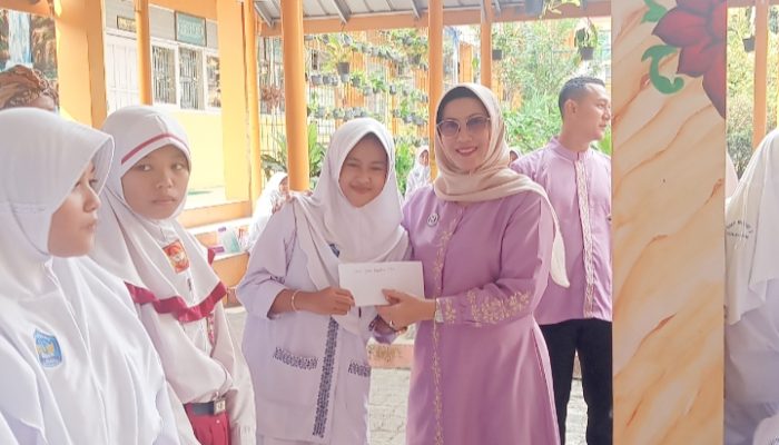 Satu Muharam : Kepala SMPN 2 Kota Cilegon Beri Santunan Kepada Anak Yatim