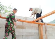 Babinsa Koramil 2305/Cinangka, Karbak Pembuatan Rumah Warga