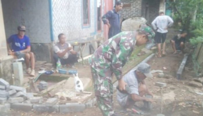 Babinsa Koramil 2304/Anyar, Karbak Pemasangan Konblok
