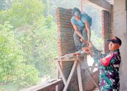 Babinsa Koramil 2303/Pulomerak, Karbak Renovasi Rumah Warga