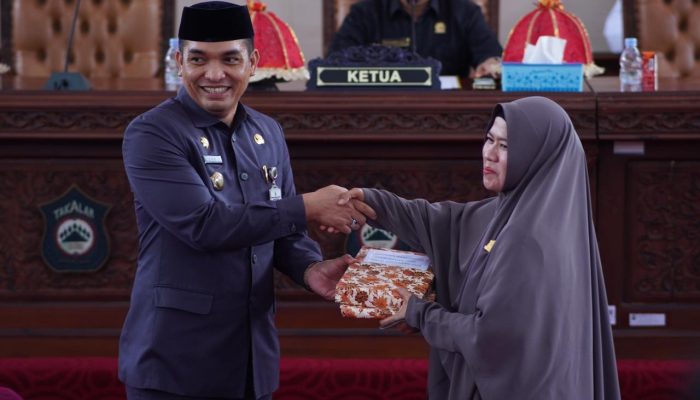 Hadiri Rapat Paripurna DPRD, Sekda Takalar Serahkan Dokumen Rancangan Perubahan KUA-PPAS TA 2024