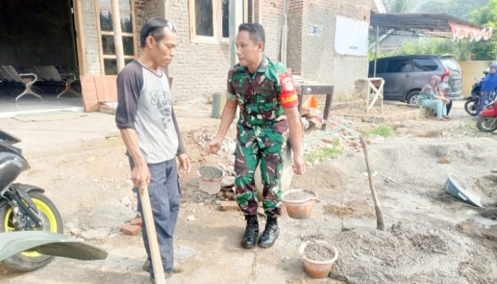 Babinsa Koramil 2302/Bojonegara, Karbak Membantu Pembuatan Rumah