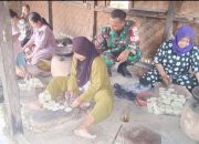 Babinsa Koramil 2305/Cinangka, Komsos Membahas Tentang Pembuatan Emping Melinjo