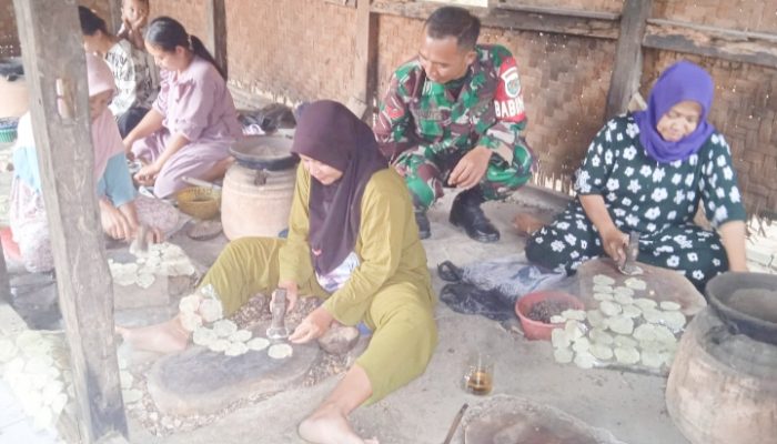 Babinsa Koramil 2305/Cinangka, Komsos Membahas Tentang Pembuatan Emping Melinjo