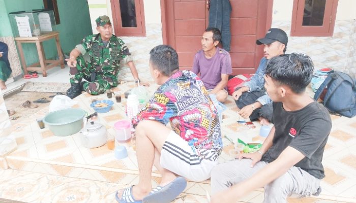 Babinsa Koramil 2306/Mancak Komsos Membahas Tentang Gotong Royong Masjid