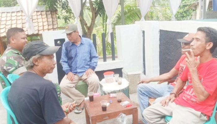 Babinsa Koramil 2306/Mancak Komsos Membahas Kegiatan Olahraga