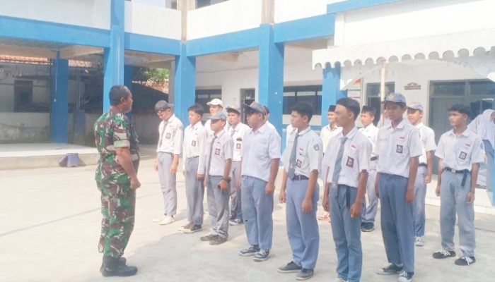 Babinsa Koramil 2307/Ciwandan, Bintahwil Memberikan Materi Pelatihan Baris Berbaris