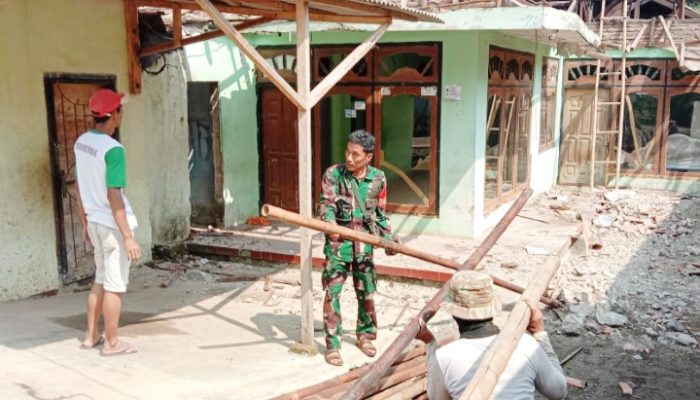 Babinsa Koramil 2305/Cinangka, Karbak Rehab Rumah