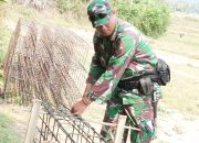 Babinsa Koramil 2304/Anyer, Karbak Membantu Perakitan Besi