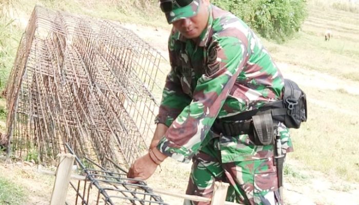Babinsa Koramil 2304/Anyer, Karbak Membantu Perakitan Besi