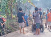 Babinsa Koramil 2305/Cinangka, Karbak Membantu Membersihkan Parit