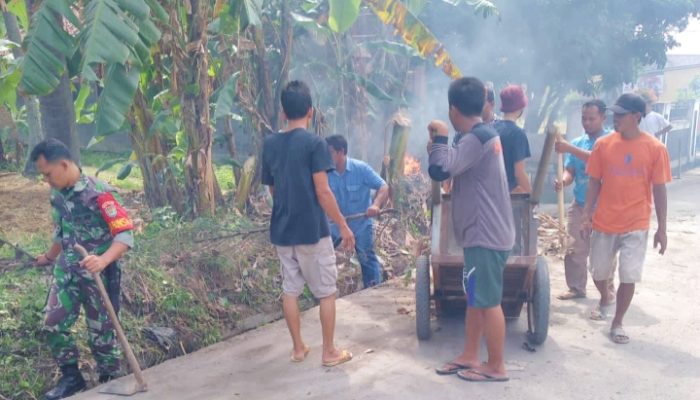 Babinsa Koramil 2305/Cinangka, Karbak Membantu Membersihkan Parit