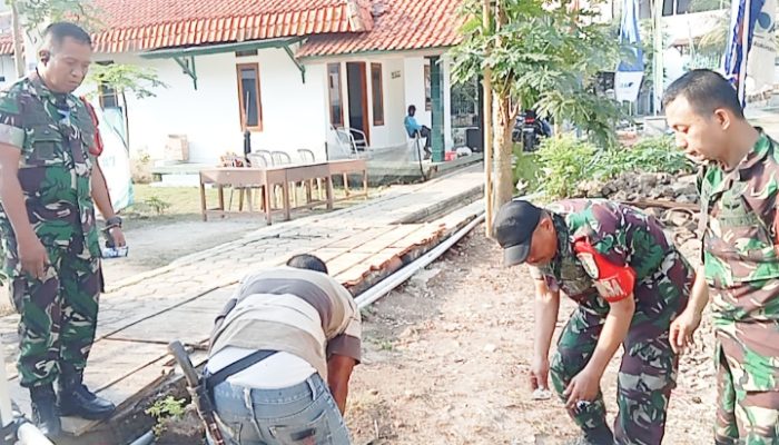 Babinsa Koramil 2301/Cilegon, Karbak Pembersihan dan Perbaikan Jalan