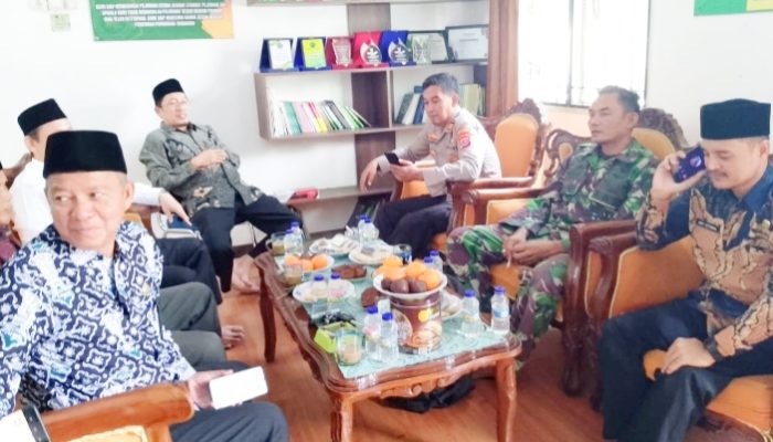 Babinsa Koramil 2301/Cilegon, Komsos Membahas Tentang Masalah Keamanan Masyarakat
