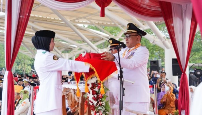 Bertindak Sebagai Inspektur, Wali Kota Helldy Mengikuti Upacara Peringatan HUT Kemerdekaan RI Dengan Khidmat