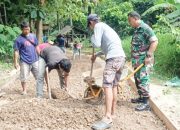 Babinsa Koramil 2306/Mancak, Karbak Membantu Pengecoran Jalan