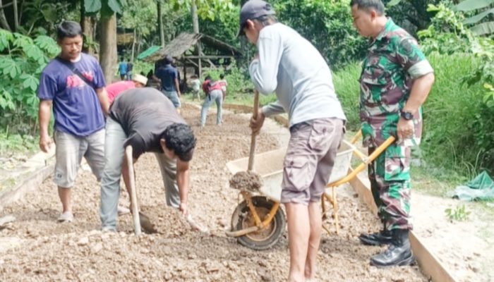 Babinsa Koramil 2306/Mancak, Karbak Membantu Pengecoran Jalan