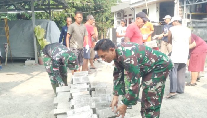 Babinsa Koramil 2301/Cilegon, Karbak Pemasangan Konblok