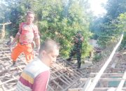 Babinsa Koramil 2305/Cinangka, Karbak Rehab Rumah Warga